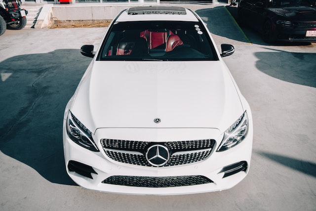 Biały Mercedes